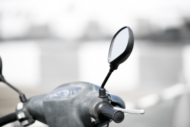 バイクのすり抜けは道路交通法違反？